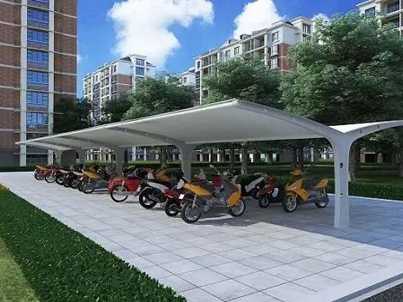 安全充电、不再日晒雨淋，这里新建的电动车雨棚解民忧